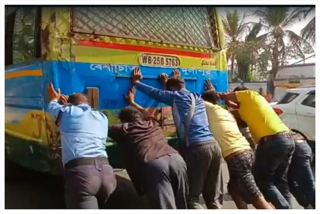 চলন্ত বাসের ইঞ্জিন থেকে ধোঁয়া,  অল্পের জন্য প্রাণে বাঁচলেন যাত্রীরা