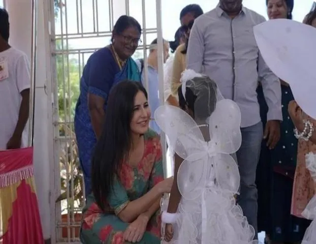 মায়ের স্কুলে ছাত্রীদের সঙ্গে নাচে মাতলেন ক্যাটরিনা কাইফ, দেখুন ভিডিও