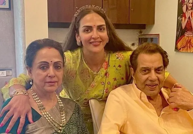 মেয়ে এষা দেওলের জন্মদিনের পার্টিতে দেখা মিলল ধর্মেন্দ্র-হেমা মালিনীর