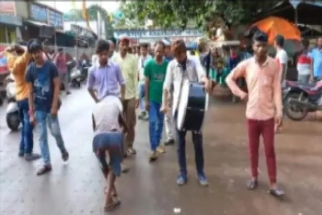 আরপিএফদের বিরুদ্ধে ডিআরএম অফিসের বাইরে বিক্ষোভ দেখালেন জাতীয় বাংলা সম্মেলন হকার্স সংগঠনের কর্মীরা