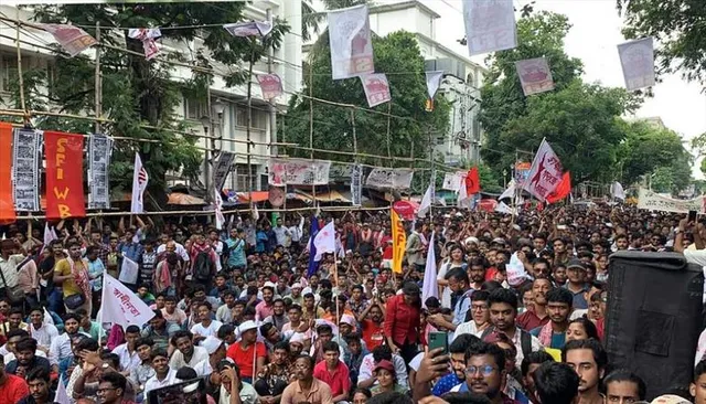 রাজ্যজোড়া দুর্নীতির প্রতিবাদে কলেজ স্ট্রিটে বিশাল ছাত্র সমাবেশ এসএফআইয়ের