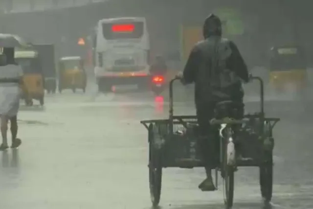 বজ্রঝড় সহ বৃষ্টির পূর্বাভাস, শুরু বৃষ্টি