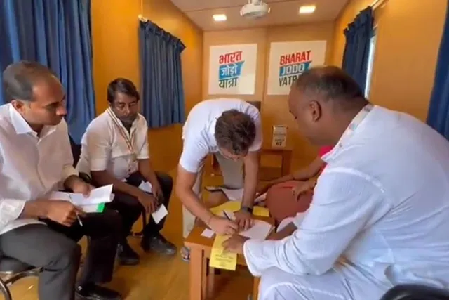 ভোট দিলেন রাহুল গান্ধী, রইলো ভিডিও