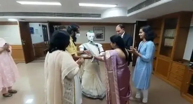 ঋণ নিতে ব্যাঙ্কে হাজির রোবট! দেখুন ভিডিও