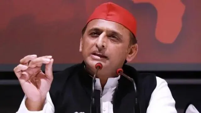 উত্তপ্ত উত্তরপ্রদেশ, নিজের বাড়ির সামনেই ধরনায় বসলেন অখিলেশ যাদব