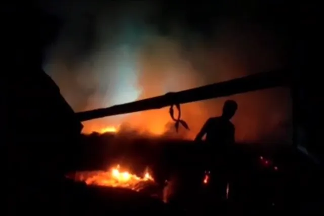 ভয়াবহ অগ্নিকাণ্ডে মাথার ওপর ছাদ হারাল কৃষক পরিবার