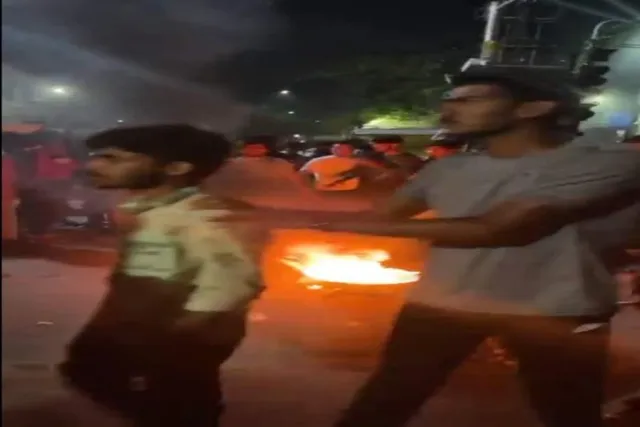 বিজেপি নেতার বিরুদ্ধে হায়দ্রাবাদে বিক্ষোভ, এবার আগুন জ্বালিয়ে বিক্ষোভ- ভিডিও ভাইরাল