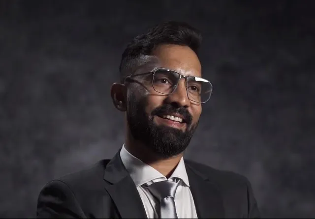 এক নজরে দেখে নিন দীনেশ কার্তিকের স্টাইলিশ পোশাকের কালেকশন