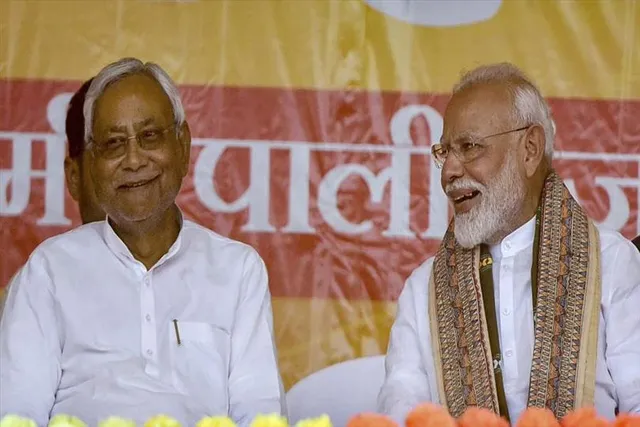 মোদীর পায়ে পড়েছিলেন নীতীশ!