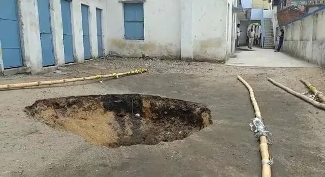 শিল্পাঞ্চলের স্কুলে ধস, আশঙ্কায় স্থানীয়রা