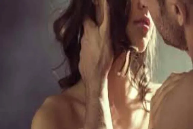 বেরোনোর আগে একবার চুম্বন