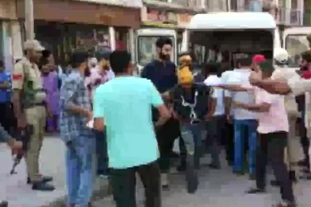 উপত্যকায় মিনি বাস উল্টে মৃত্যু ৯ জনের