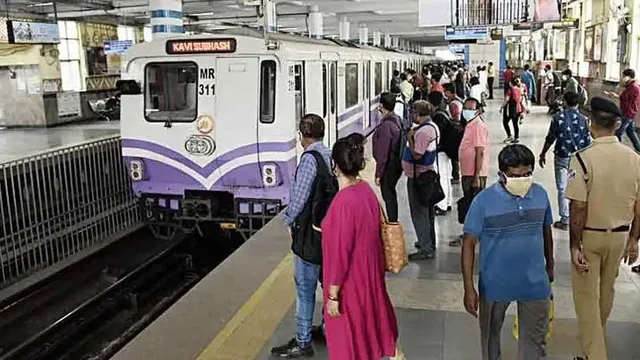 যাত্রীদের নিয়ে দরজা খোলা রেখেই চলল মেট্রো!