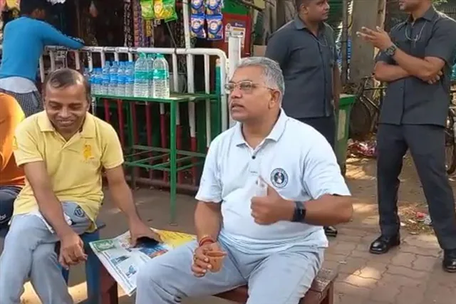 খড়গপুর স্টেশনে চা এর আড্ডায় দিলীপ ঘোষ