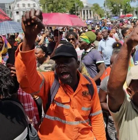 সুরিনামের পার্লামেন্টে বিক্ষোভকারীদের হামলা
