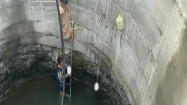 জলের খোঁজে কুয়োয় নামছেন মহিলারা