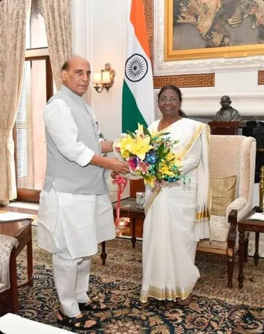 রাষ্ট্রপতি দ্রৌপদী মুর্মুর সঙ্গে সাক্ষাৎ কেন্দ্রীয় প্রতিরক্ষা মন্ত্রী রাজনাথ সিংয়ের