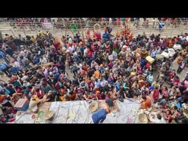 গঙ্গাসাগর মেলা উপলক্ষে ভিড় জমতে শুরু করেছে আউট্রাম ঘাটে