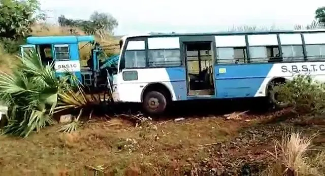 নিয়ন্ত্রণ হারিয়ে গাছে ধাক্কা সরকারি বাসের