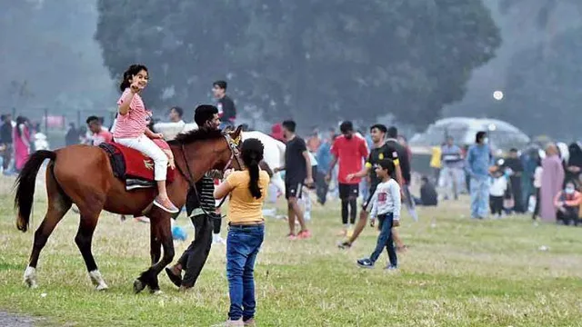 শহরে পিকনিকের ভিড়ে কপালে চিন্তার ভাঁজ চিকিৎসকদের