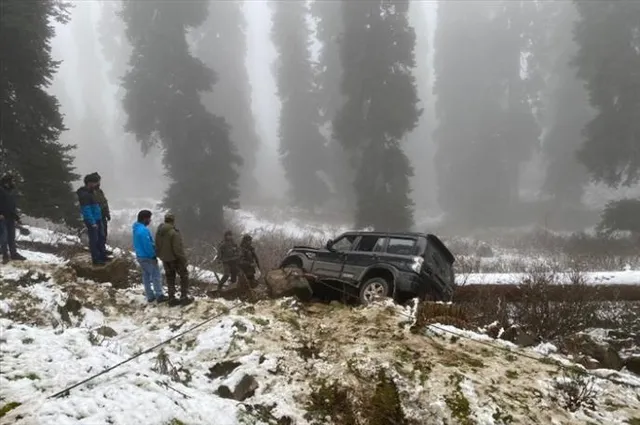 বারামুল্লার বরফে ঢাকা গুলমার্গ-বুটাপাথরি রোডে গাড়ি দুর্ঘটনায় আহত ৬