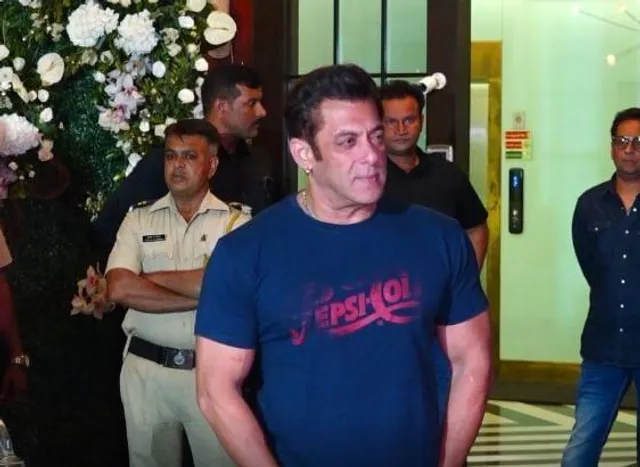 ডেঙ্গুতে আক্রান্ত হওয়ার পর প্রথম জনসমক্ষে হাজির সলমন খান