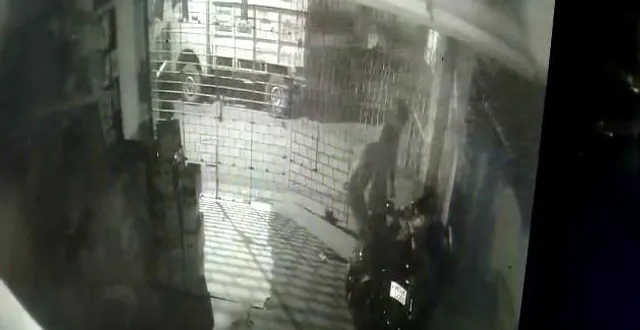 ভোর রাতে ডেবরা বাজার এলাকায় ব্যাটারির দোকানে চুরি