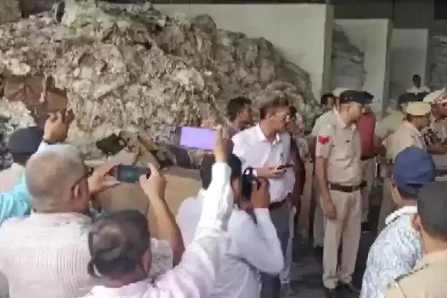 ট্যাঙ্ক পররিষ্কারের সময় বিষাক্ত গ্যাসে মৃত্যু ৪ শ্রমিকের