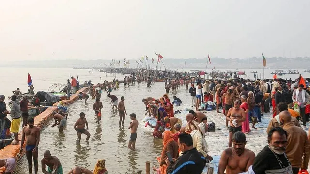 পুণ্যের ঠেলায় ‘চিড়ে চ্যাপ্টা’ করোনা!