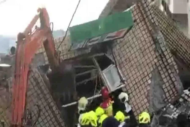 তাইওয়ান ভূমিকম্প, ভেঙে পড়েছে বাড়ি, ভেতরে আটকে একাধিক, চলছে উদ্ধারকার্য- দেখুন ভিডিও