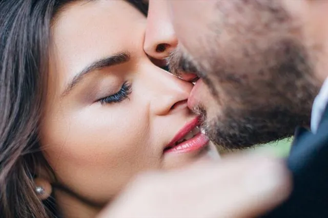 সেক্স লাইফে আনন্দ পেতে সঙ্গীনীর সঙ্গে ভাগ করে নিন ঘরের কাজ