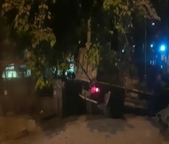 দিল্লির মঙ্গোলপুরীতে ইট বোঝাই ট্রাক উল্টে, নিহত ১, আহত ২