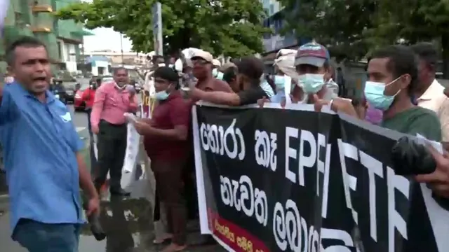 সরকারের পদত্যাগ চাইছে কর্মীরা