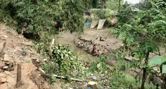 দাসপুরে কাঁসাইনদী সংলগ্ন চকবোয়ালিয়া খালের পাড়ের বাঁধে ধস