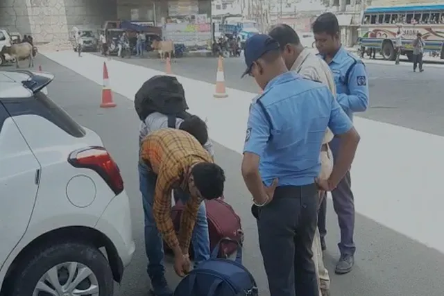 যাত্রীদের ব্যাগ খুলে নাকা চেকিং পুলিশের, দেখুন ভিডিও