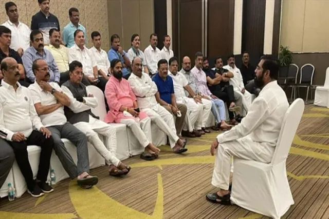 Maharashtra crisis: গুয়াহাটির হোটেলে বুকিং ডেট বাড়াল বিদ্রোহীরা