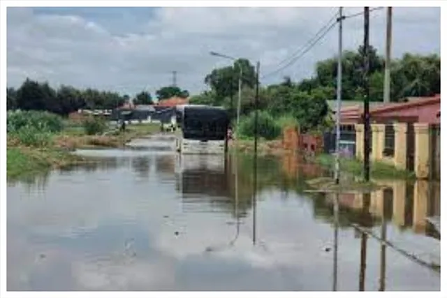 ভারী বৃষ্টিপাতের জেরে ব্যাহত হয়েছে দক্ষিণ আফ্রিকার পরিষেবা