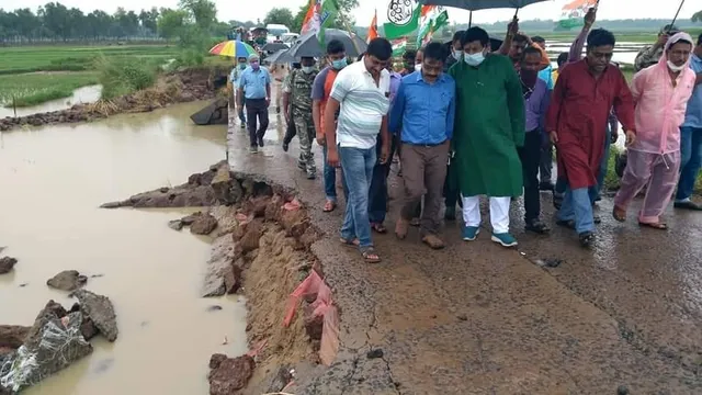 বন্যা কবলিত এলাকা পরিদর্শন করলেন মন্ত্রী