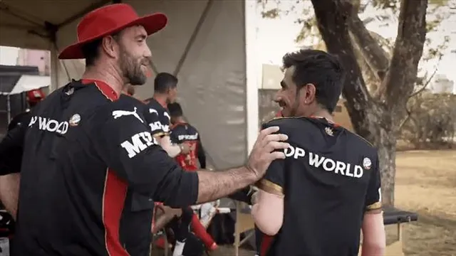 চাহালকে পিঠে বসিয়ে পুশ আপ করলেন ম্যাক্সওয়েল, দেখুন ছবি