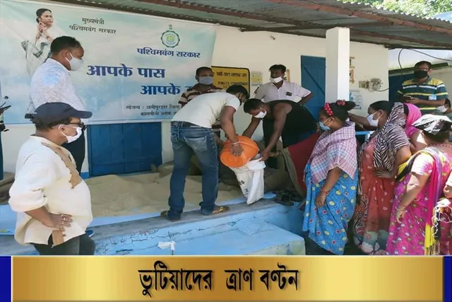 ভুটিয়াদের মধ্যে ত্রাণ বণ্টন করলেন বিডিও