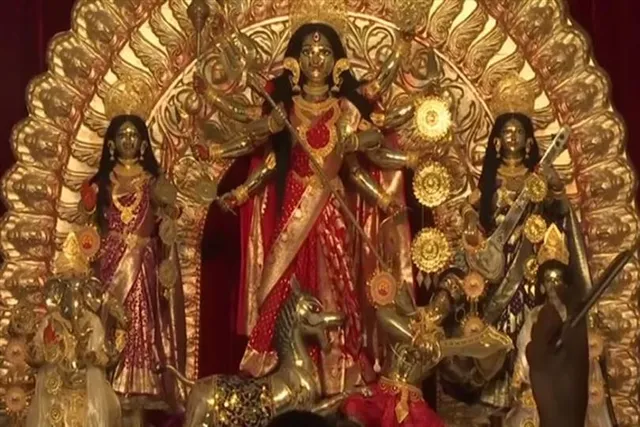 ১১ ফুটের 'অষ্টধাতু'র দুর্গাপ্রতিমা এবার উত্তর কলকাতায়