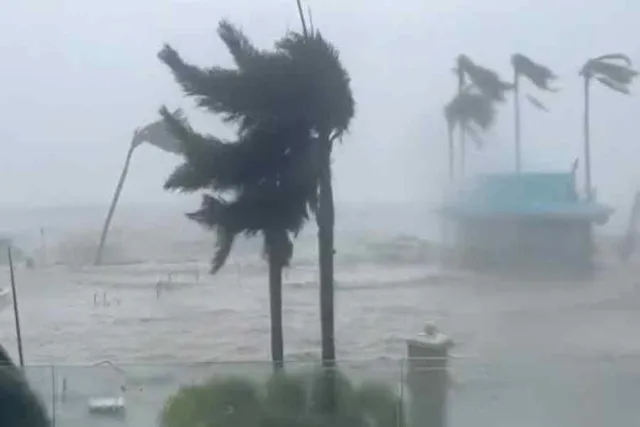 হারিকেন ইয়ান, ঝড়ের দাপটে ফ্লোরিডায় জলের তলায় বড়ো বড়ো গাড়ি- দেখুন ভিডিও