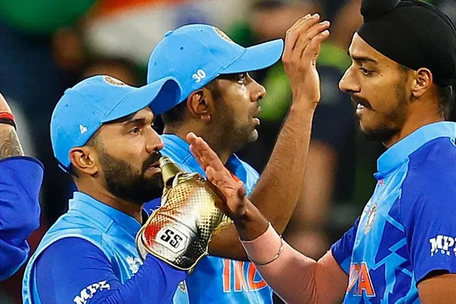 লড়াই চালানোর মতো রান করল পাকিস্তান