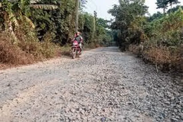 বেহাল রাস্তা মেরামতির দাবিতে রাস্তা অবরোধ করে বিক্ষোভ!