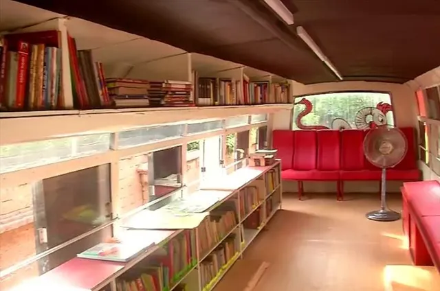 ভুবনেশ্বরে পরিত্যক্ত বাসে চালু হল ৪ হাজার বইয়ের গ্রন্থাগার