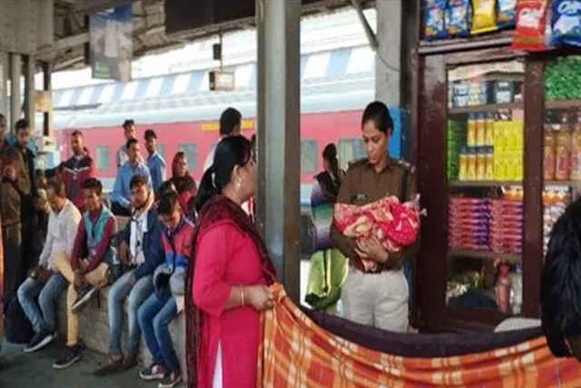 সন্তান প্রসবে দুই মহিলাকে সাহায্য করলেন আরপিএফ অফিসাররা