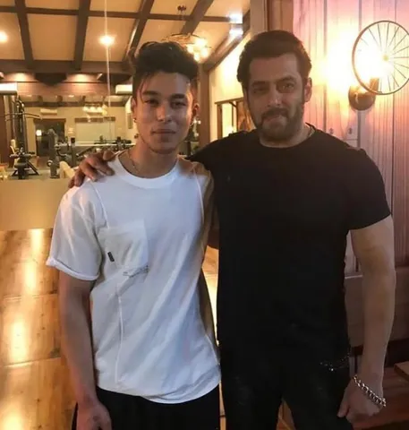 ভাইজান কি উপহার দিলেন প্রতীক কে?