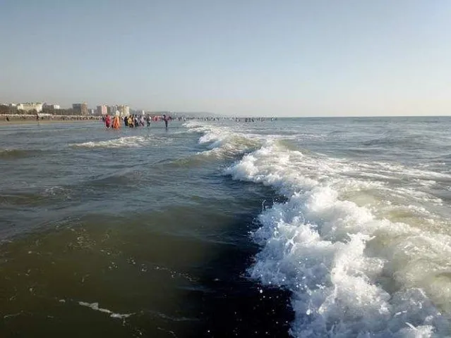 ভরা কটালে সমুদ্র বাঁধে ফাটল