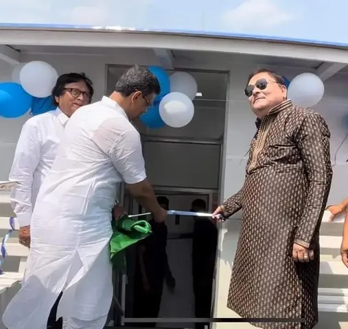 ২০ আসনের বাতানুকূল লঞ্চের সূচনা ফিরহাদের