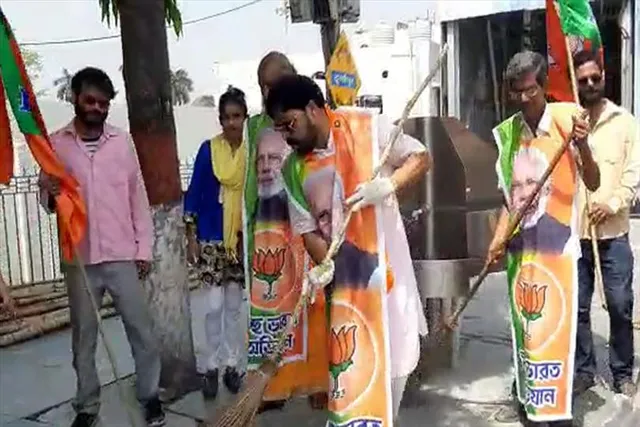 দুর্গাপুর স্টেশন চত্বর ঝাঁট দিলেন বিজেপি বিধায়ক